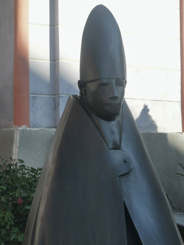 Individuato l'autore del "bendaggio" del Grande Cardinale. Avrebbe agito anche nei giardini del Municipio