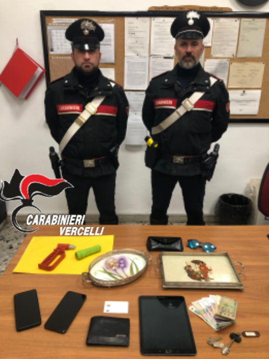 Razzia notturna in 12 auto parcheggiate in corso Palestro: fermato con la refurtiva mentre tenta di entrare allo Scientifico Razzia notturna in 12 auto parcheggiate in corso Palestro: fermato con la refurtiva mentre tenta di entrare allo Scientifico