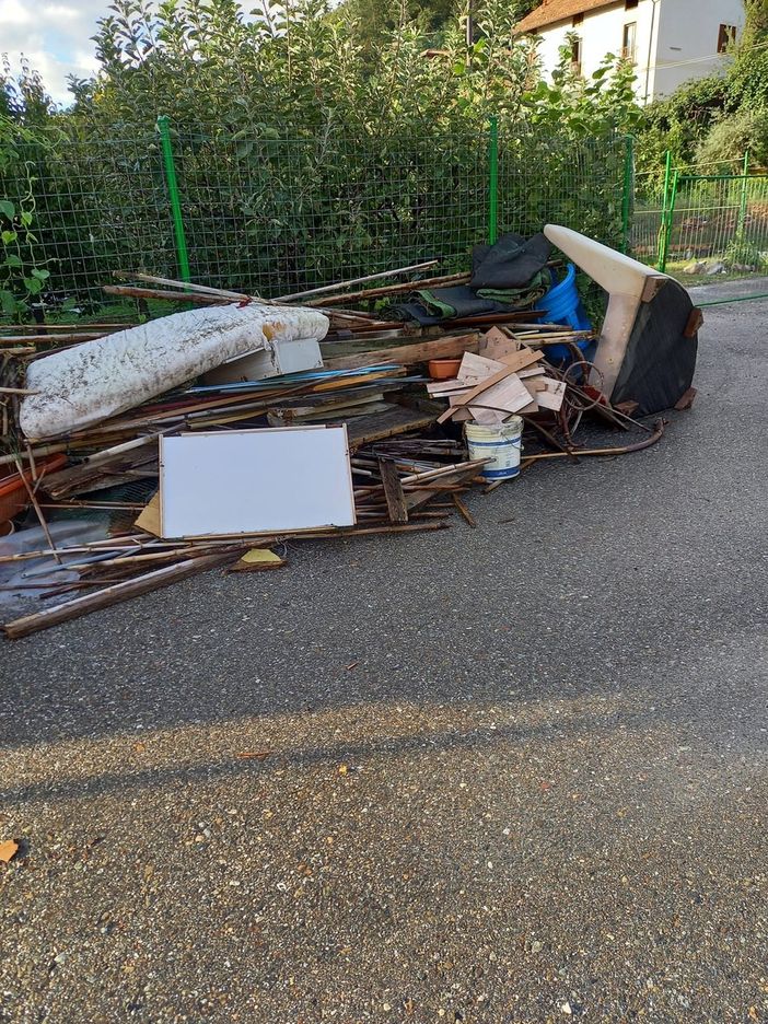 Rifiuti abbandonati al Villaggio Cravo: videocamere in azione e maggiori controlli