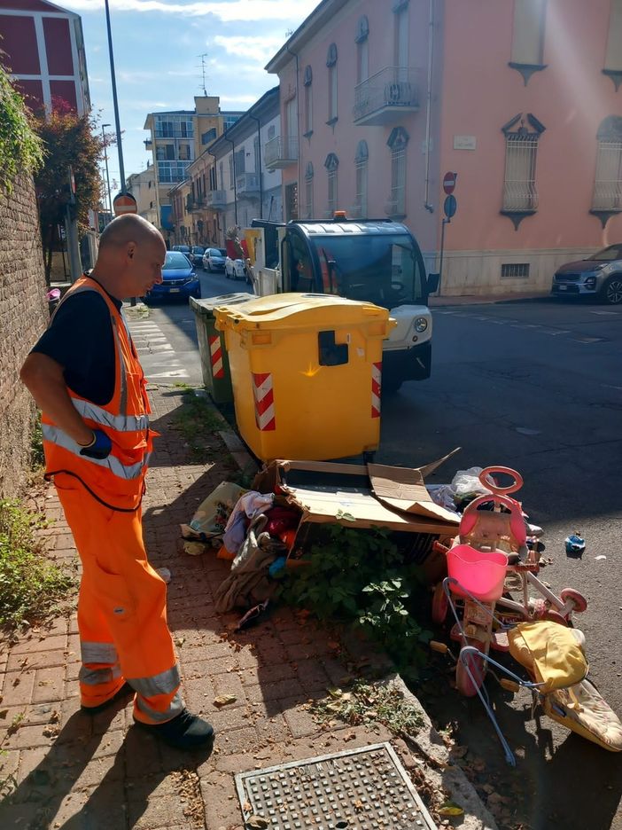 Altra discarica in strada: controlli in via Ariosto - foto Altra discarica in strada: controlli in via Ariosto - foto