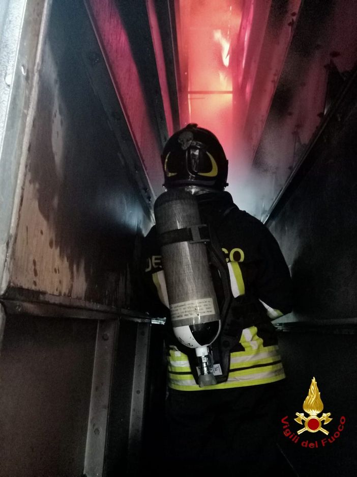 Fiamme in un essiccatoio con 500 quintali di riso Fiamme in un essiccatoio con 500 quintali di riso