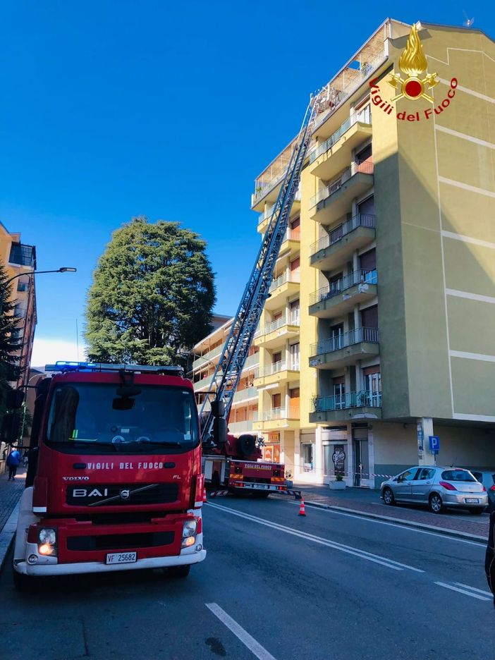 Vento forte: tettoia divelta rischia di precipitare in strada Vento forte: tettoia divelta rischia di precipitare in strada