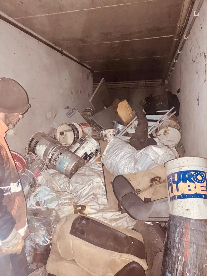 Case di via Dante: via gli ultimi rifiuti, poi parte la ristrutturazione