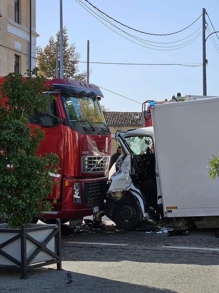 Scontro tra camion e furgone: autista in codice rosso