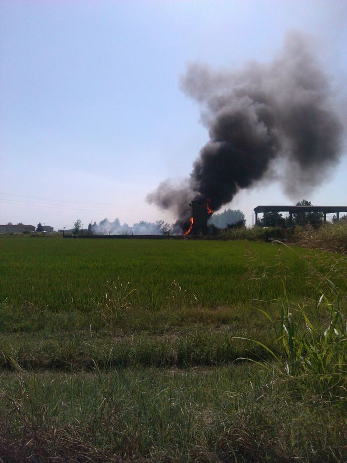 Violento incendio alla periferia Nord di Vercelli