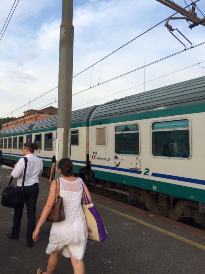 Porte guaste: decine di pendolari bloccati dentro al treno