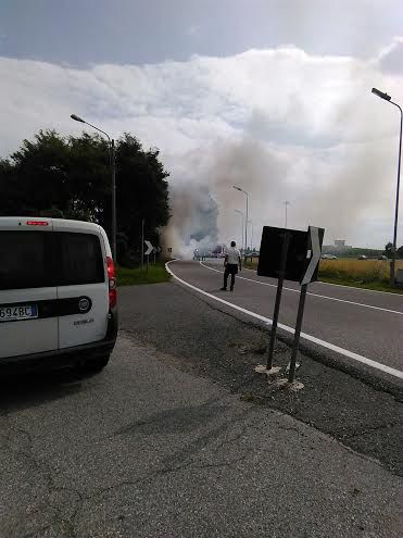Larizzate: auto in fiamme