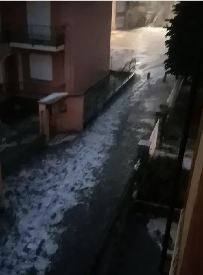 Una via di Santhià trasfomata in torrente
