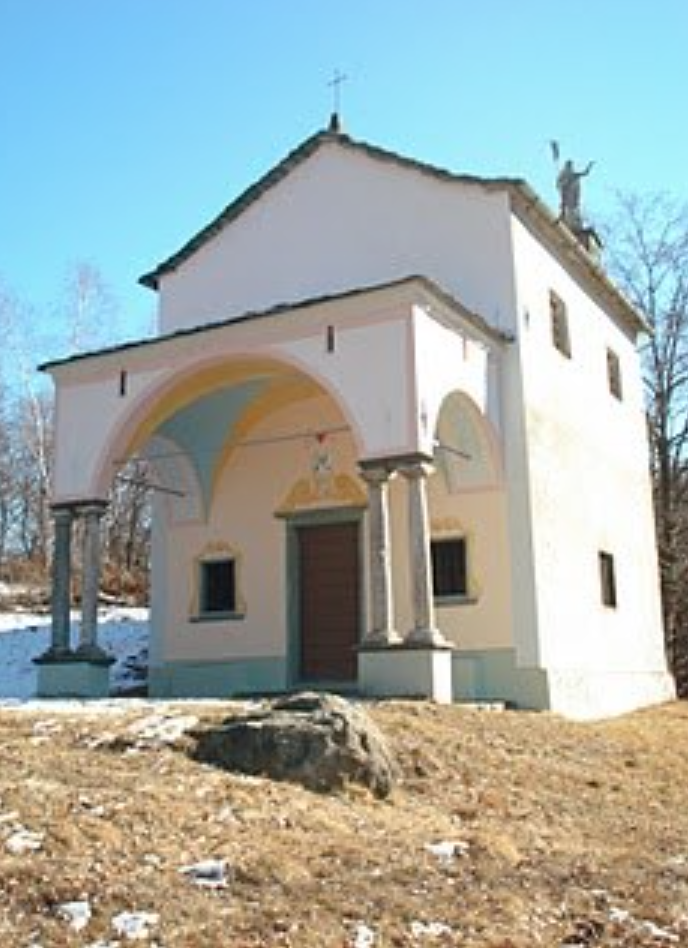 Sfondano un muro e depredano la chiesetta