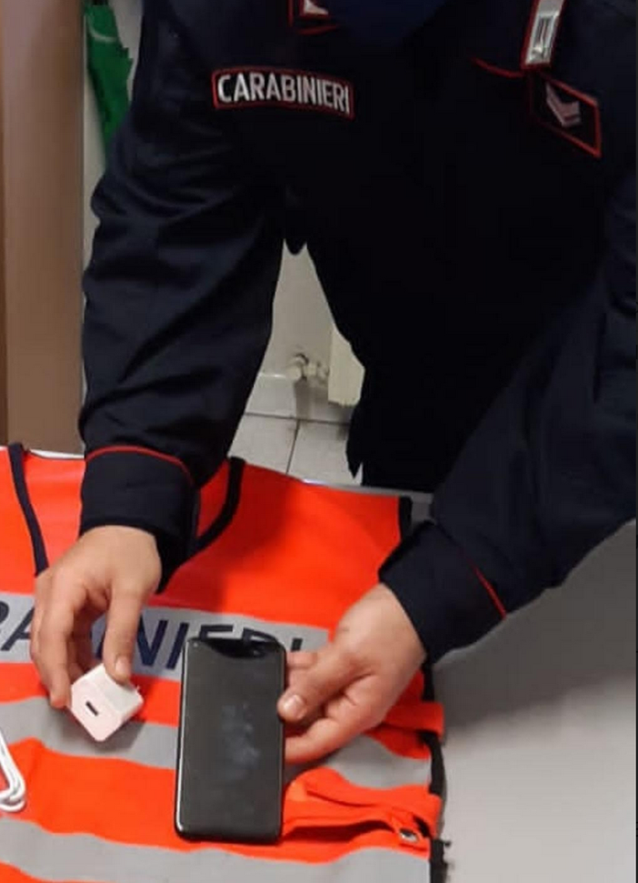 Ruba un cellulare appena consegnato: nei guai una 56enne