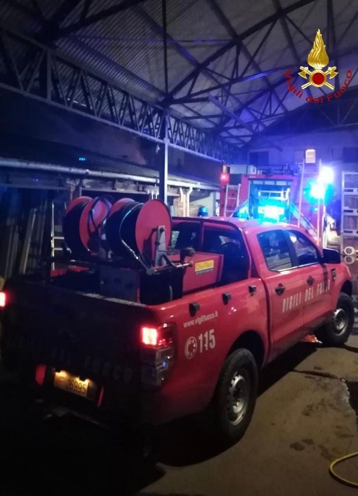 Fiamme in un'azienda edile: danni a magazzino e uffici