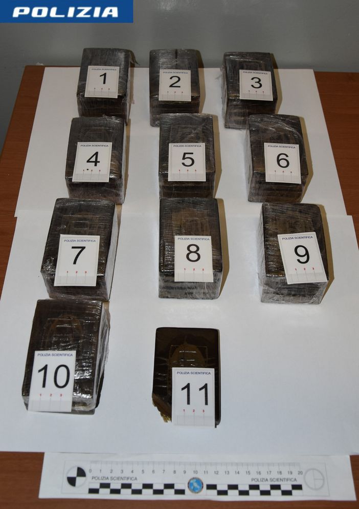 Cinque chili di hashish nascosti in auto: arrestato un 40enne