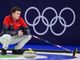 Milano Cortina, Casper cade durante Italia-Usa di curling. Cos'è successo alle Olimpiadi