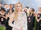 Lindsey Vonn, al Met Gala prima uscita senza stampelle dopo infortunio: "Grata di essere qui"