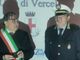 Il sindaco Corsaro premia il commissario Leonardo Albergoni Il sindaco Corsaro premia il commissario Leonardo Albergoni