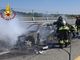 Auto in fiamme sulla A5