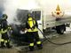 Furgone in fiamme: il conducente riesce a fermare il mezzo e mettersi in salvo Furgone in fiamme: il conducente riesce a fermare il mezzo e mettersi in salvo