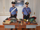 I carabinieri con il materiali recueprato a bordo dell'auto