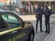 Bigiotteria e addobbi natalizi irregolari: 1.600 articoli sequestrati dalla Guardia di Finanza