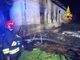 Sterpaglie in fiamme: l'incendio rischia di coinvolgere anche uno stabile