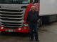 Luciano Longhi accanto al suo camion