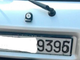 Modifica la targa dell'auto con il nastro adesivo