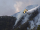 Canadair in azione sopra Varallo: dopo 24 ore l'incendio si avvicina alle case