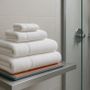 Asciugamani da hotel, il dettaglio che trasforma il bagno in un’esperienza di comfort