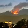 Un mese di lotta con il fuoco. L'estate dei roghi non dà tregua Un mese di lotta con il fuoco. L'estate dei roghi non dà tregua