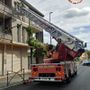 Cornicione pericolante, intervengono i Vigili del Fuoco Cornicione pericolante, intervengono i Vigili del Fuoco