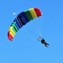 Si lancia con il parapendio e finisce impigliata tra gli alberi Si lancia con il parapendio e finisce impigliata tra gli alberi