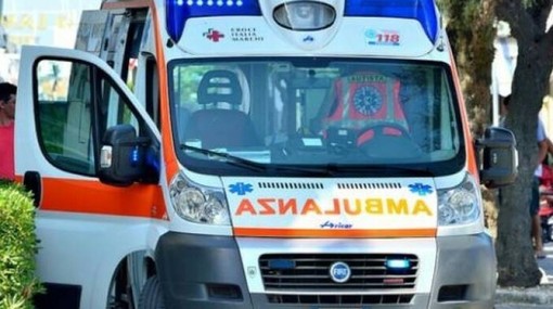 Novara, auto ribaltata in Tangenziale: feriti due bambini, uno è in codice rosso