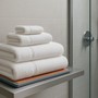 Asciugamani da hotel, il dettaglio che trasforma il bagno in un’esperienza di comfort