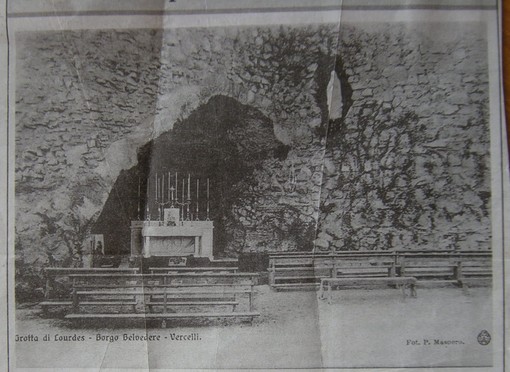 La grotta a grandezza naturale di Lourdes, nel cortile dei salesiani negli anni Trenta, immortalata da Masoero
