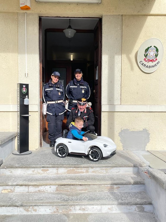 Raccontano sui social la sparizione dell'auto elettrica del figlio: carabinieri e Polizia locale la recuperano