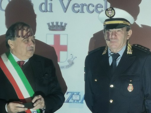 Il sindaco Corsaro premia il commissario Leonardo Albergoni