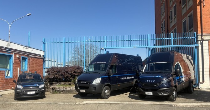 Undici ore su un tetto, minacciando di gettarsi nel vuoto: tensione in carcere