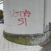 Un atto vandalico chiude la campagna referendaria