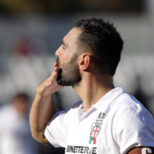 Albinoleffe - Pro Vercelli 2-1: costa cara l'esplusione di Akpa Akpro Albinoleffe - Pro Vercelli 2-1: costa cara l'esplusione di Akpa Akpro