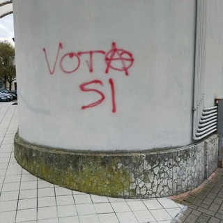 Un atto vandalico chiude la campagna referendaria