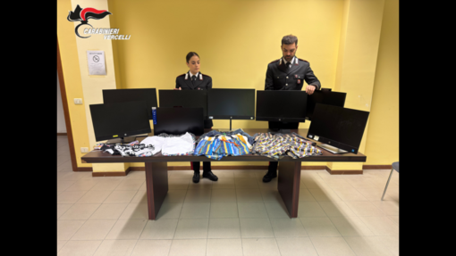 Borgosesia, furto in Comune: fugge con i pc stoccati in cassonetto dei rifiuti Borgosesia, furto in Comune: fugge con i pc stoccati in cassonetto dei rifiuti
