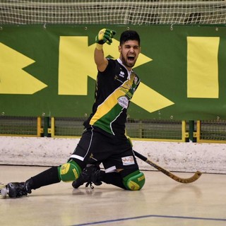 L'esultanza di Juan Moyano dopo aver segnato la prima rete per Engas Hockey Vercelli contro il Sandrigo (Foto: Ilaria Pozzato)
