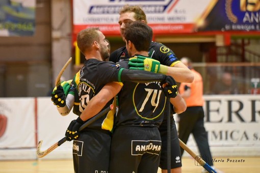Un abbraccio fra i giocatori di Engas Hockey Vercelli dopo una rete (foto di Ilaria Pozzato)