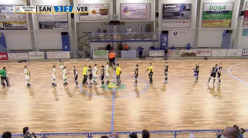 I saluti finali fra Telea Medical Sandrigo ed Engas Hockey Vercelli (screenshot dalla diretta streaming di FISRTV)