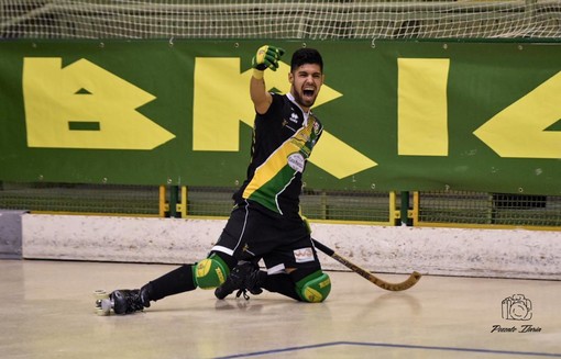 L'esultanza di Juan Moyano dopo aver segnato la prima rete per Engas Hockey Vercelli contro il Sandrigo (Foto: Ilaria Pozzato)