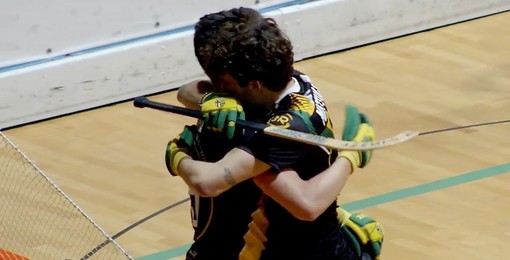 Cosimo Mattugini (a destra) abbraccia un compagno dopo aver segnato il 1-2 (immagine tratta dallo streaming live di FISRTV)