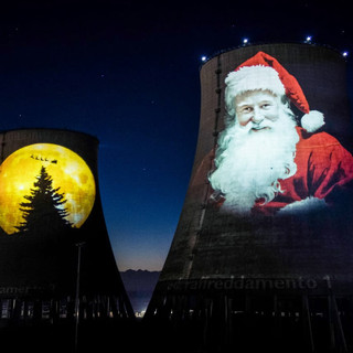 Il Babbo Natale dei record illumina le torri della centrale di Leri