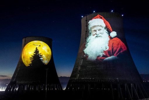 Il Babbo Natale dei record illumina le torri della centrale di Leri