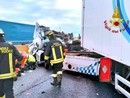 Scontro tra due tir, un ferito grave e autostrada chiusa