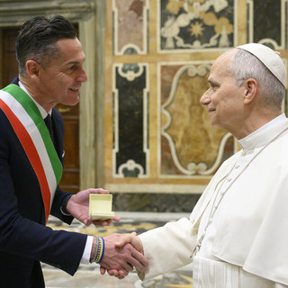 La riproduzione del rosone di Sant'Andrea offerta a Papa Leone